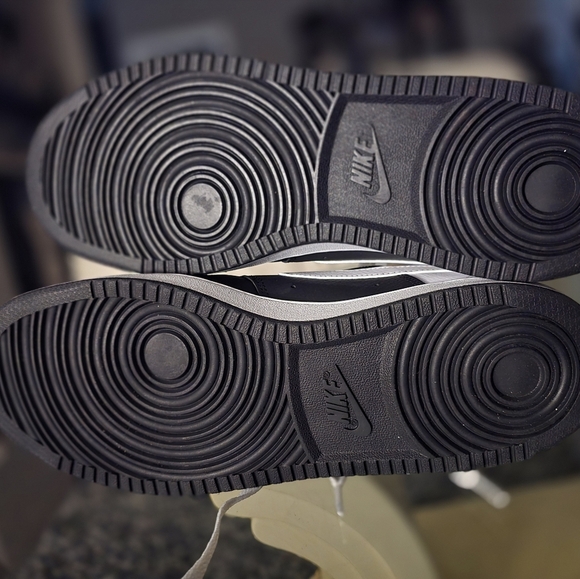 Nike Men's Black and White Sneakers - Picture 8 of 16